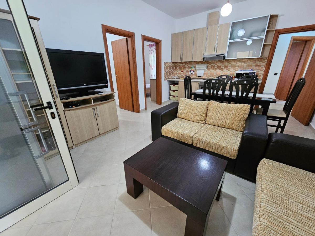Lalzi Bay, Lura 1 Ground Floor Apartament Hébergement de vacances *
